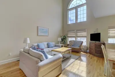 Image de Beachfront getaway with Summers at Sumner!
