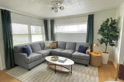 Image de Downtown Carbondale. Cozy and Cheery Abode -- New--
