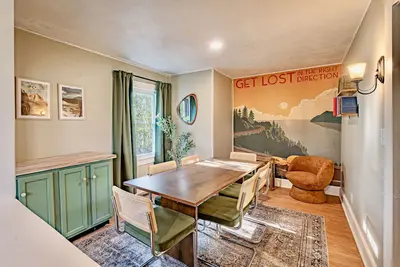 Image de 5 min to Nrg Park + hot tub + fire pit + game room