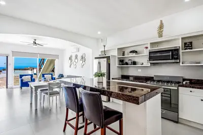 Image de Dog-friendly villa with heated outdoor pool, hot tub, streaming, private patio