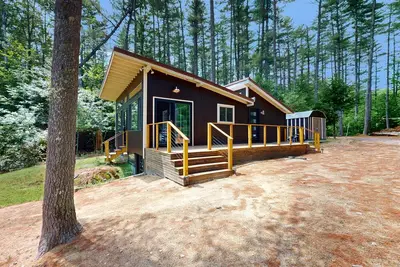 Image de Lakefront house with firepit, beach access, deck, grill, woodstove, & central Ac