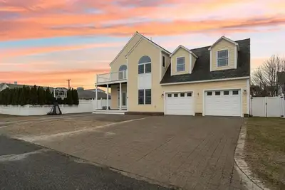 Image de Sandy Toes | Ocean Views | Steps to Beach | Deck