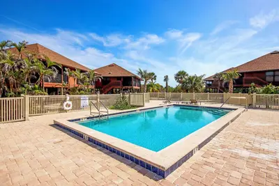 Image de Bright and Breezy Poolside Escape on Sanibel Island - Signal Inn 02