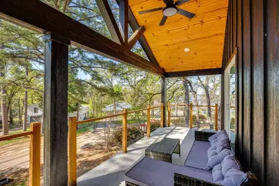 Image de Fire Pit + Grill: Lakeside Gun Barrel City Home!