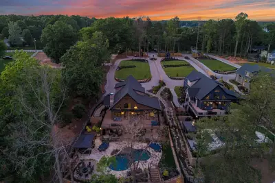 Image de Black Bear & Blue Heron by AvantStay | 2 Lakefront Homes, Sleeps 43, Pools