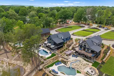 Image de Blue Heron & Gray Fox by AvantStay | 2 Lakefront Homes, Sleeps 44, Pools