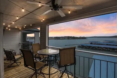 Image de Blue Breeze - Top Floor, Waterfront, & More!