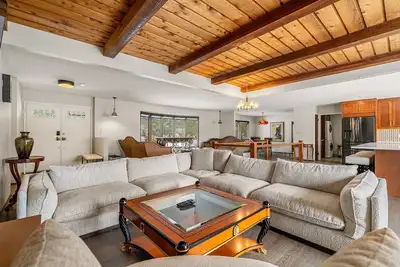 Image de Estate on Bow River 25 Min to  Dt Yyc 5br w Ac