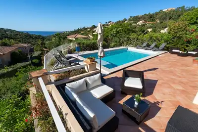Image de Belle vue mer sur golfe de St Tropez, villa de 200 m2 et son jardin, très calme.