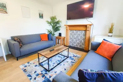 Image de Cheerful 4-bedroom house by Golden Valley