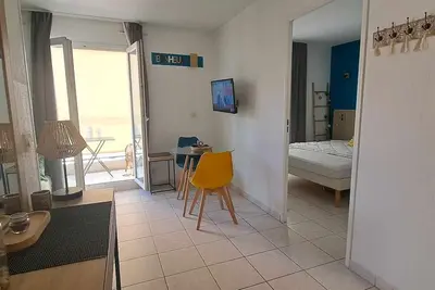 Image de A 2 minutes de la plage et de la Prom avec terrasse! Piscine dans résidence.