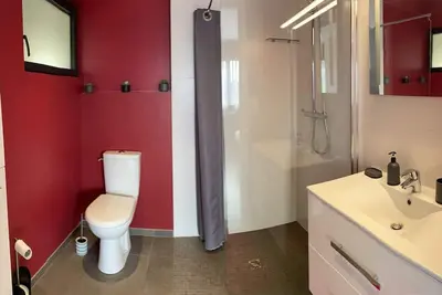 Image de Chambre, sdd - wc, 24 m2, Accès Indépendant D'une Maison sur un Golf / Pkg Fermé