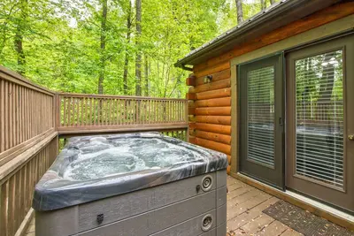 Image de Charming Maggie Valley Cabin w/ Private Hot Tub