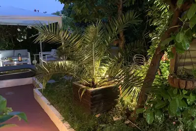 Image de Maison spacieuse à Sèvres avec 3 chambres, 3 salle de bain et un beau jardin