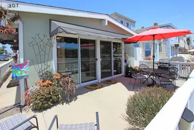 Image de Adorable Lower Unit Home - Spacious front patio