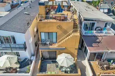 Image de Well Decorated Upper Unit - Short Walk to Beach