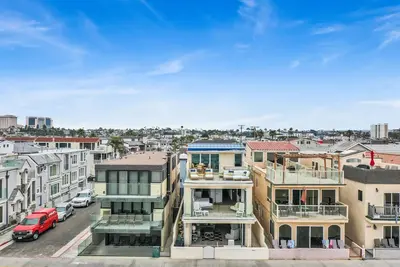 Image de Three Story Exclusive Retreat on the Sand