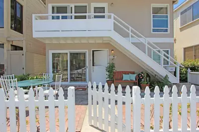 Image de Quaint Two Bedroom Lower Unit