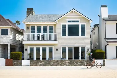 Image de Luxury Oceanfront Home - Multiple Beachfront Decks - Spacious, Modern Living