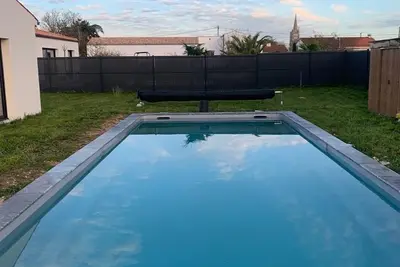 Image de grande maison, près de l'océan, avec piscine