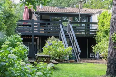 Image de Maison en bois avec jardin au bord du lac à La Marina Bouc