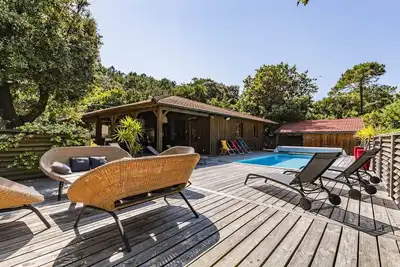 Image de villa bois typique du bassin avec piscine chauffée au bord du lac, La Gde Escour