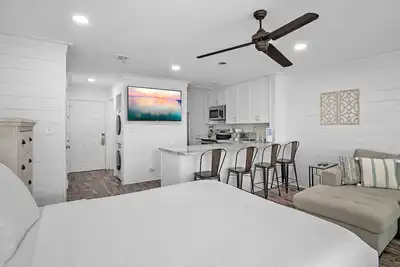 Image de Modern Studio Condo with Balcony + 5 Pools & 9-Hole Golf | Sandpiper 8234