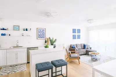 Image de Walk to Beach and Pool Bright Condo Wfh Ready