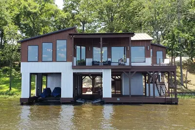 Image de Incredible boathouse built on top of the beautiful Lake Tyler!