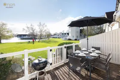 Image de A new england lakeside lodge that sleeps 6 guests in 3 bedrooms