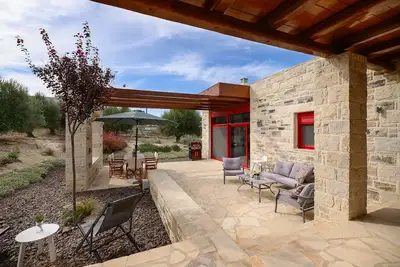 Image de Luxury stone house in an olive Grove, surrounded by a beautiful garden