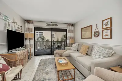 Image de Oceanfront complex. Easy walk to beach. Convenient to pier/village area