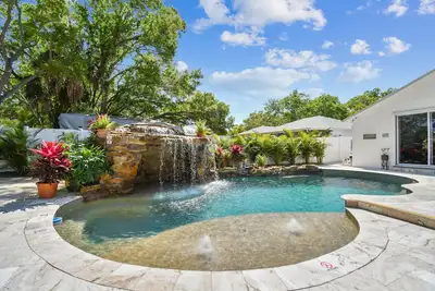 Image de Private Pool with waterfall and swim up bar at The Palm by Dny Prime