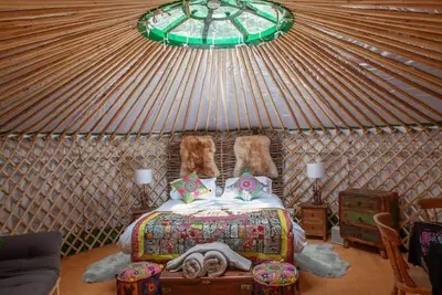 Image de Romantic luxury heated yurt. Private, peaceful wooded location with hot tub
