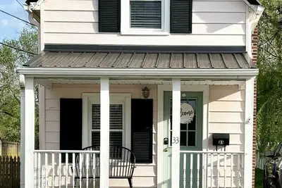 Image de Adorable 100-year-old tiny home in historic town. Gym membership included!