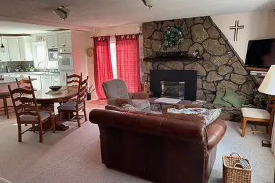 Image de Family Fab. . . . . , spacious 2 story home with yard/patio for family activities