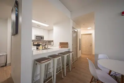 Image de Spacious & Comfortable location right in the heart of Uptown!