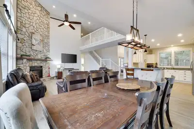 Image de The Nest at Pinecrest by AvantStay | Spacious Deck, Game Room, Fire Pit