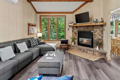 Image de Harmony Ridge by AvantStay | Fireplace, Large Deck & Forest Views