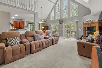 Image de Chalet on Chalet by AvantStay | Bright Cabin w/ Deck & Fire Pit, Near Lake