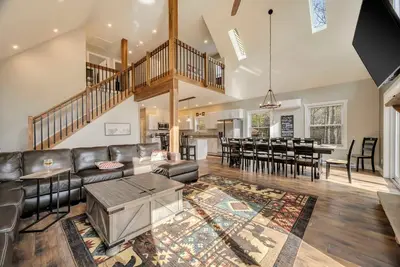 Image de Bear Creek Bliss by AvantStay | Sleeps 16 + Game Room, Deck, Fire Pit!