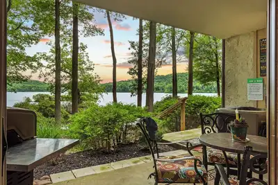 Image de Boulder Lake-Scape | Lakefront Views + Firepit | Central, Walkable Location