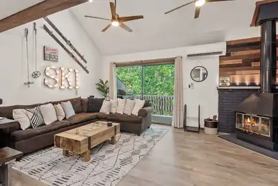 Image de The Bear's Den by AvantStay | Prime Location, Renovated w/ Movie & Game Room