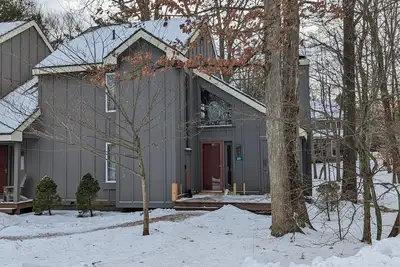 Image de Frost Hollow by AvantStay | Deck w/ Grill, Game Room Loft