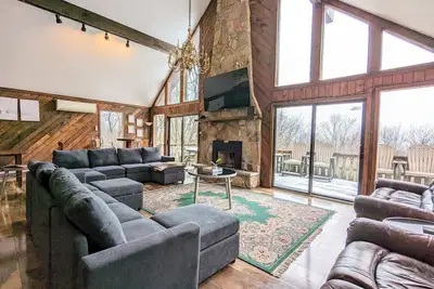 Image de Sky View Chalet by AvantStay | Stunning Interior, Spacious Deck, Hot Tub, & View