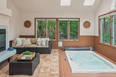 Image de The Boulder Inn by AvantStay | Indoor Hot Tub, Game Room, Outdoor Fire Pit