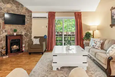 Image de Slope Lodge | Prime Skiing Location | Indoor Pool, Hot Tub, Sauna | Private Deck