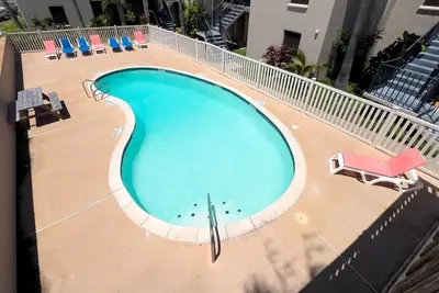 Image de Habitat 9 (2-Bedroom Home) with Pool by RedAwning