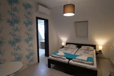 Image de 5 minutes to the beach! Modern, cosy and trendy rooms with en-suit bathroom!