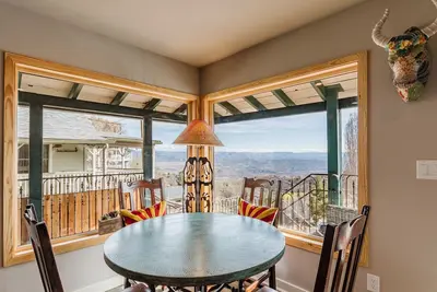 Image de Mrs. Garcia's Bungalow W\/ Captivating Views